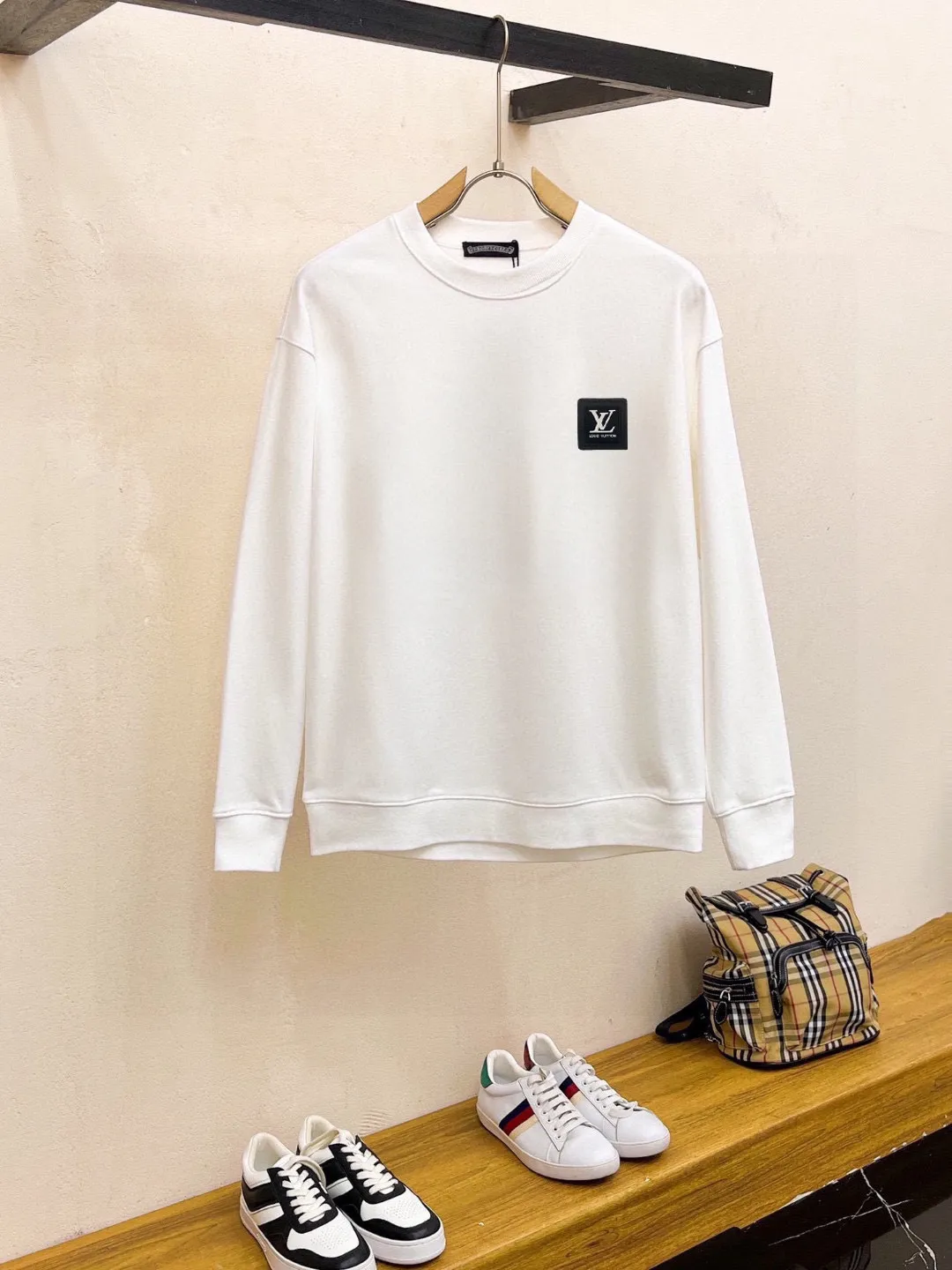 🅿️220 brand [LV Louis Vuitton] (good news for fat people) 2025ss autumn latest long-sleeved round-neck sweatshirt, on sale simultaneously on the official website. Refreshing and breathable. Made of top Tencel Roman. Comfortable and soft. 3D three-dimensional clarity. Super fashion sense. Great for gifting and keeping for yourself. Size: M-5XL (can wear up to 220 pounds)